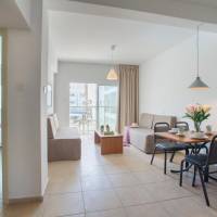 One-Bedroom Suite with Pool View (2 Adults + 2 Children) 