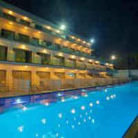 Swim-Up Room