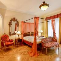 Queen Deluxe Room with Street View