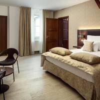 Connecting Room