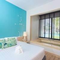 Deluxe Suite with Pool Access with Jacuzzi