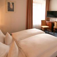 Small Room with Queen-Size-Bed