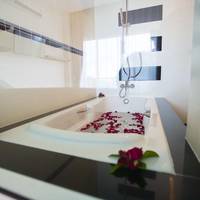 Suite with Bathtub