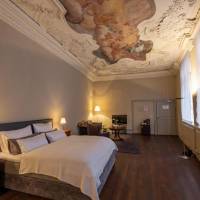 Deluxe Queen Suite
