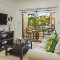 Apartment with Pool View 