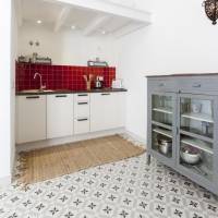 One-Bedroom Apartment with Porch and Garden