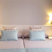 Deluxe Double Room with Side Sea View