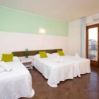 Triple Room with air conditioning and balcony