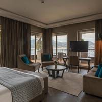 Corner Junior Suite with lake view