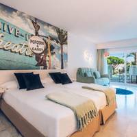Twin Room with Balcony - Cinema