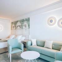 Twin Room with direct access to semi-private pool 