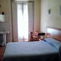 Single Room with Shared Bathroom