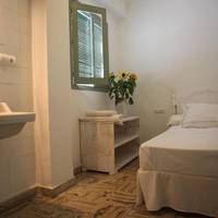 Single Room with Shared Bathroom