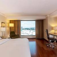 King Room with City View - Club Level
