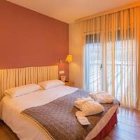 Superior One-Bedroom Apartment Xisqueta with Spa Access (2 Adults)