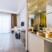 Double Room Front Pool Swim-up