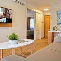 One-Bedroom Suite (1 adult + 1 child)