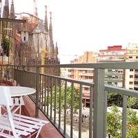 Two-Bedroom Apartment with Balcony and Sagrada Familia Views