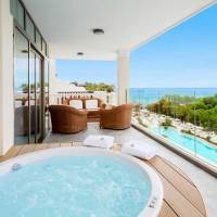 Gold Level Suite with Hot Tub and Ocean View (2 Adults + 1 Child)