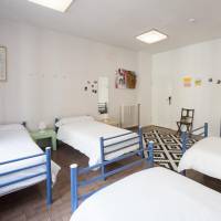 Bed in 6-Bed Mixed Dormitory Room with Shared Bathroom