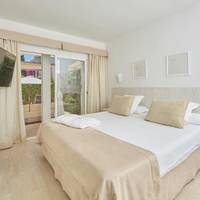 Deluxe One-Bedroom Apartment (2 Adults)