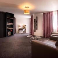 Queen Suite with Pool View - Non-Smoking