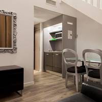 Junior Queen Suite