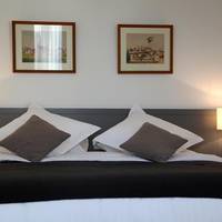 Deluxe One-Bedroom Apartment - 34m2