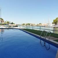 Apartment with Pool View 