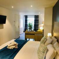 Suite with Terrace with heated swimming pool access