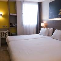 Standard Queen Room with Single Bed