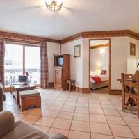 Standard Three-Bedroom Apartment (8 People)