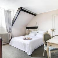 Queen Room with Queen Bed and River View - Non-Smoking