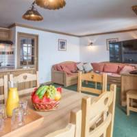 5 room apartment 10 people