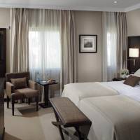 Classic Double or Twin Room with City / Interior View
