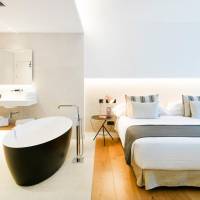 Suite with Bathtub