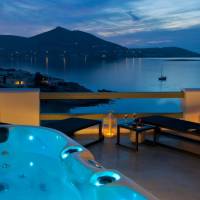 Suite with Outdoor Hot Tub and Panoramic Sea View