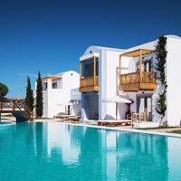 Bungalow sharing pool
