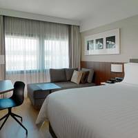 Executive Guest Room with King Bed and Courtyard View - Top Floor