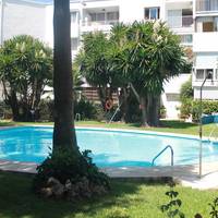 Apartment with Pool View 