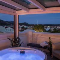 Suite with Outdoor Hot Tub