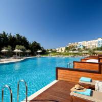 Suite with Sharing Pool and Hot Tub with Garden View