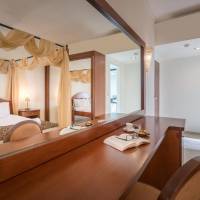 Deluxe Queen Room with Balcony