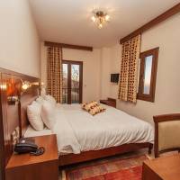 Double or Twin Room with Mountain View