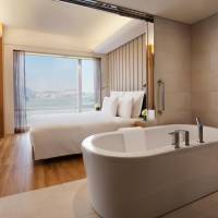 Studio King Suite with Harbour View and Executive Lounge Access