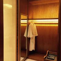 Sky King or Queen Room with Side Harbour View