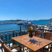Three-Bedroom Apartment with Terrace (5 Adults) 