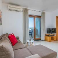 Comfort One-Bedroom Apartment with Sea View 