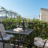 Classic One-Bedroom Apartment with Garden View
