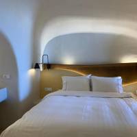 Cave Suite with Indoor Spa Bath and Caldera View